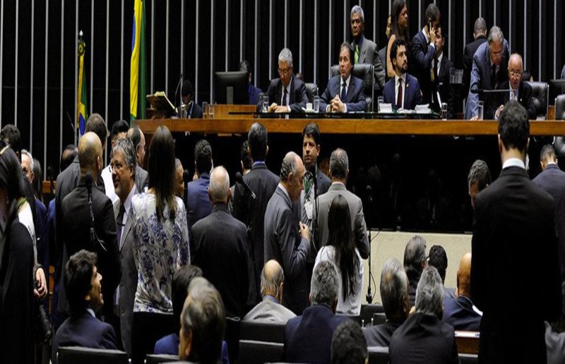Pânico da perda do foro privilegiado domina o clima entre candidatos à reeleição no legislativo