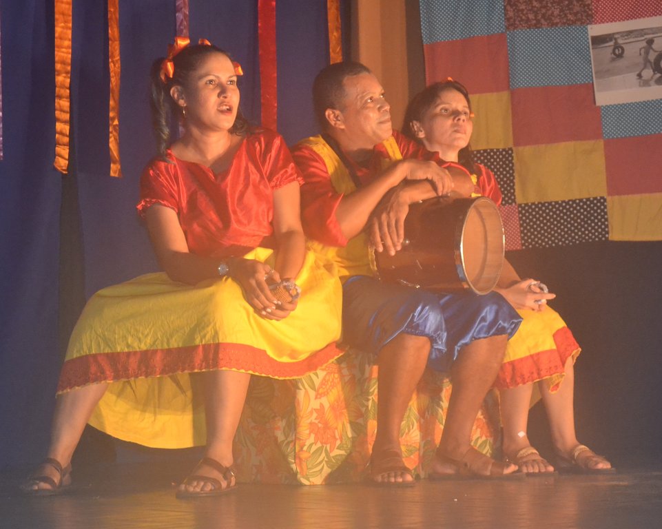 Cantigadeira SerÃ¡ AtraÃ§Ã£o no Por Dentro do Teatro - Por Zekatraca - Gente de OpiniÃ£o
