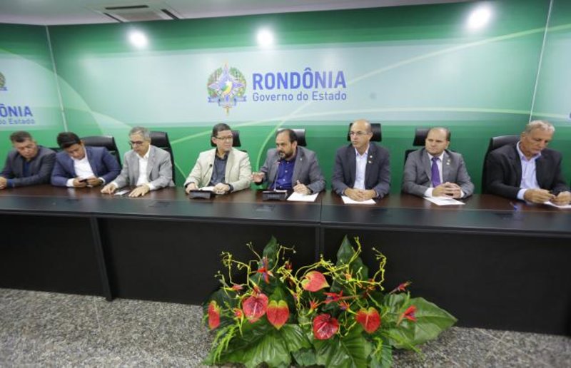 Diálogo e trabalho em parceria são destacados durante reunião de deputados com governador e secretários