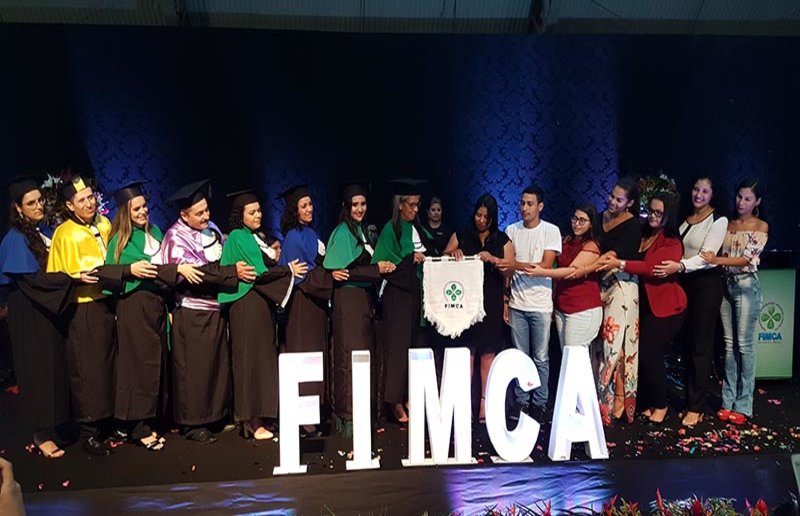 “Nossas experiências irão nos alavancar por este novo mundo”, afirma formanda durante segunda noite de colação de grau da FIMCA