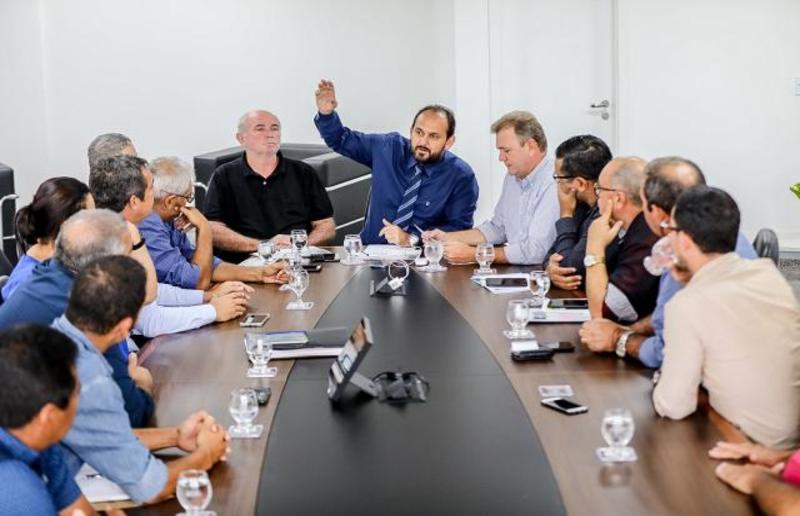 Laerte Gomes recebe membros do Cosems para discutir descentralização da saúde pública