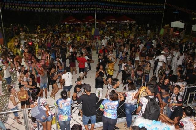Arraial da Amizade realiza  Concurso entre quadrilhas - Arraial SolidÃ¡rio em prol dos idosos  e do  Lar do  BebÃª - Grupo Teatral Ã?xodo recebe Comenda - Gente de OpiniÃ£o