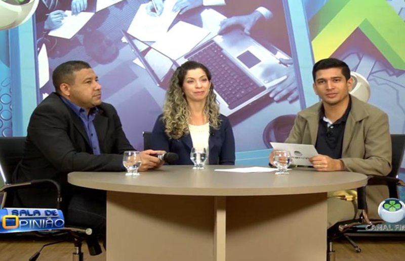 João Ricardo conversa com a Coordenadora do curso de Educação Física da Faculdade Metropolitana, professora Daniela Brasileiro, e com o professor Vanderlei Ferreira