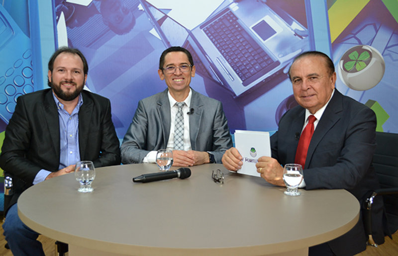 Dr. Aparício Carvalho conversa com o Delegado Hélio Gomes, Secretário adjunto de Segurança do Estado, e com o Professor Cláudio Negreiros
