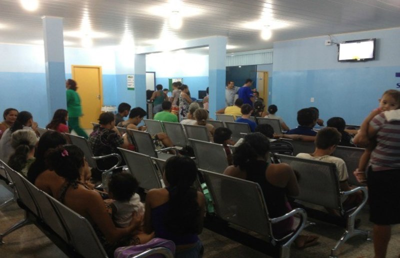 Pacientes ficam horas na fila e muitos vão embora sem serem atendidos na UPA